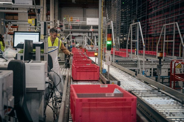 Un opérateur Daher supervisant les opérations sur le magasin automatisé (crédit @Daher)