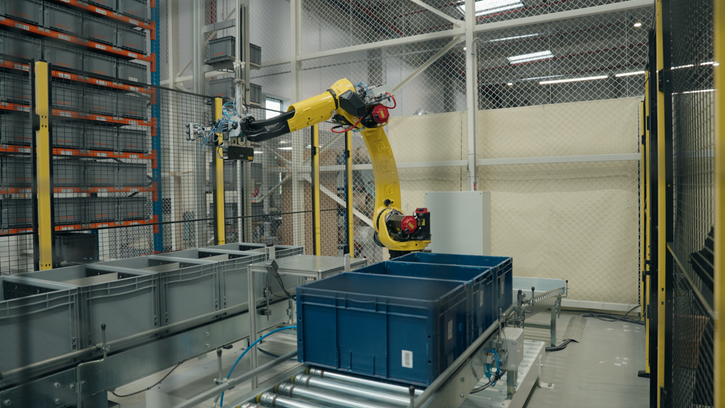 Projet de R&D « bin picking » chez Log’in : une cellule robotisée intégrant vision et intelligence artificielle pour automatiser le prélèvement de pièces dans les bacs, en conditions logistiques réelles - © Daher